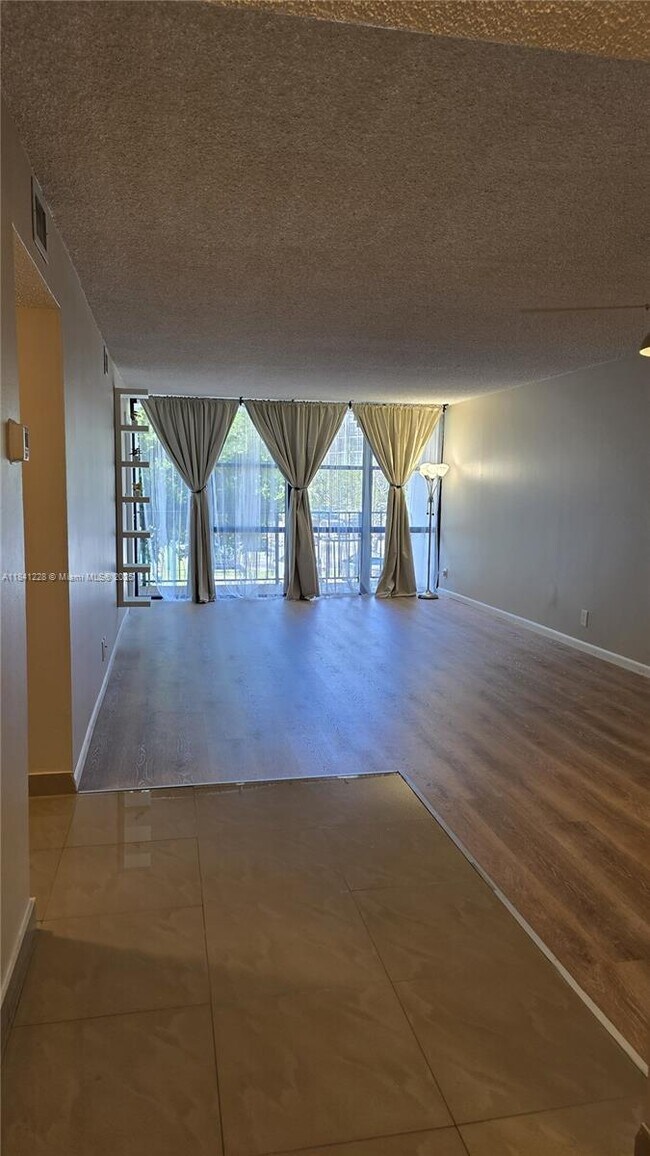 Building Photo - 1000 Parkview Dr