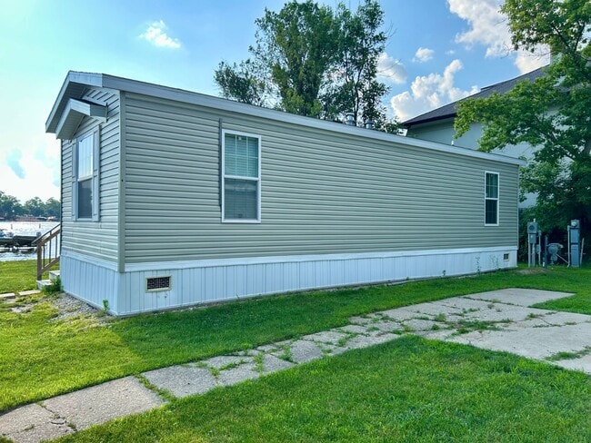 Building Photo - 3170 Orchard Lake Rd