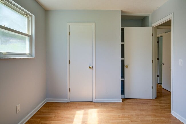 Building Photo - Very nice 4 bed 3 and a half bath home close to Boone Lake