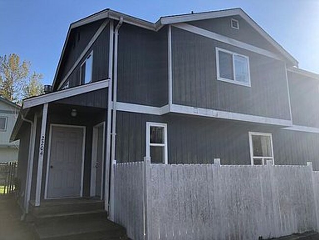Building Photo - 3 Bed 1.5 Bath Townhouse w/ Garage Close t...