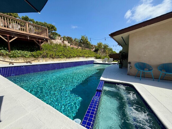 Building Photo - Luxury Furnished 4 Bedroom Home with Pool ...
