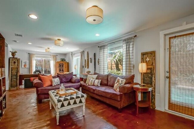 Building Photo - 4176 Vincennes Pl