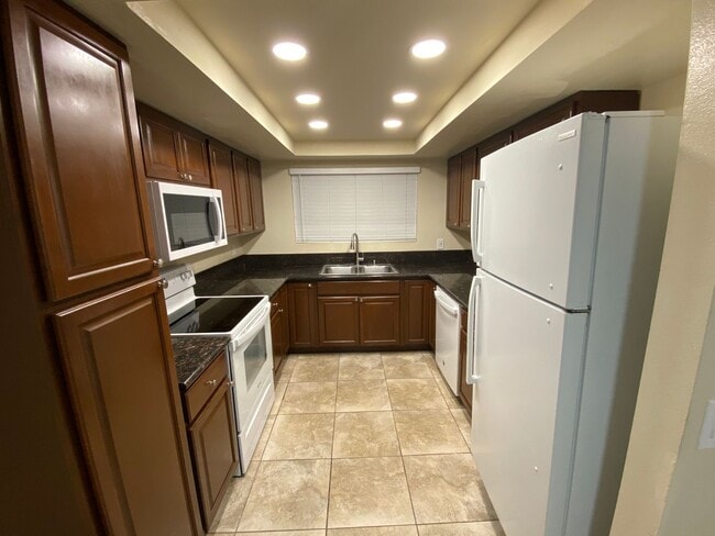 Building Photo - Decker Townhome