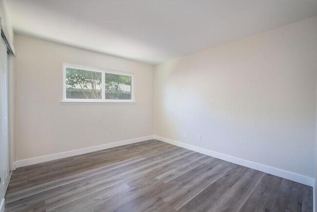 Building Photo - Beautiful fully remodeled 3-bedroom 2 bath...