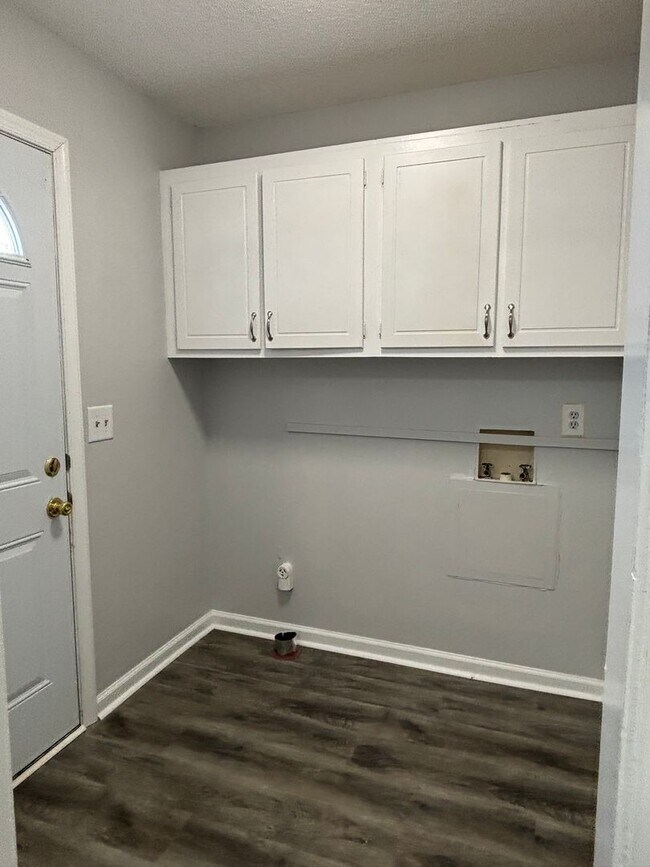 Building Photo - Renovated 3-bedroom convenient to major highways