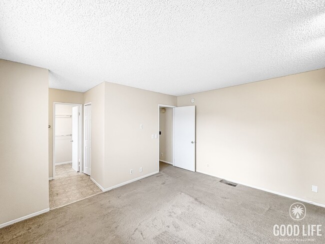 Building Photo - Beautiful 2B/2.5BA Townhome w/ Attached Ga...