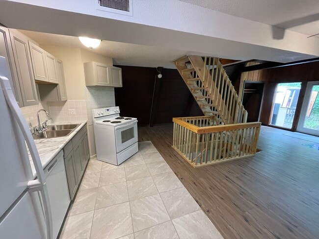 Building Photo - 3110 Alpine Dr