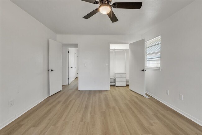 Building Photo - 9800 Willow Wind Dr