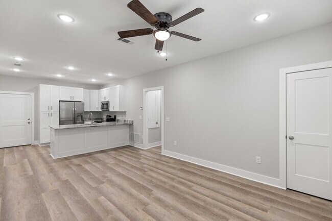 Building Photo - 305 Okaloosa Ave