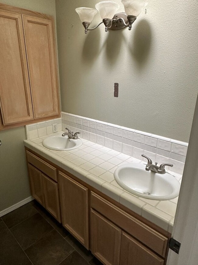 Building Photo - 511 Lone Oak Ct