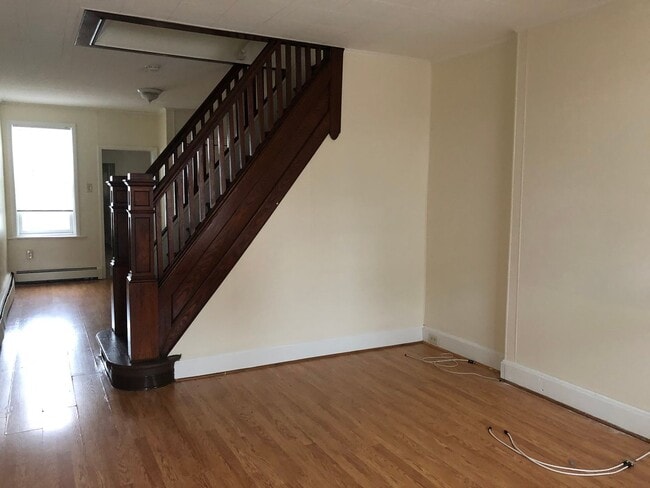 Building Photo - Great Home! Wood Flooring! Updated Kitchen! Wood Cabinets! Granite Counters! Great Living Space! ...