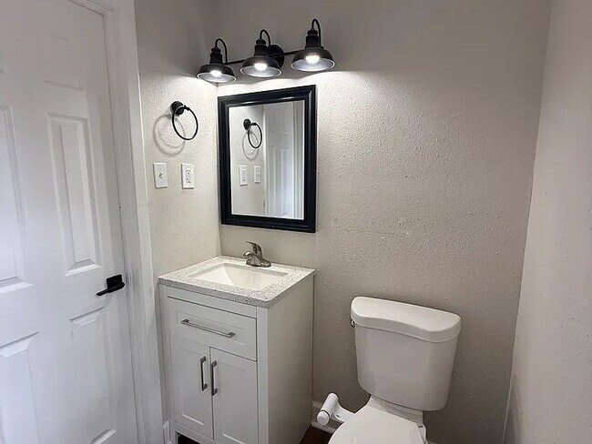 Building Photo - Prime Tampa Location | Charming 3BR Near Downtown & Airport