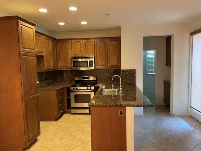 Building Photo - Luxurious 2 bed/ 2 bath townhouse in guard...