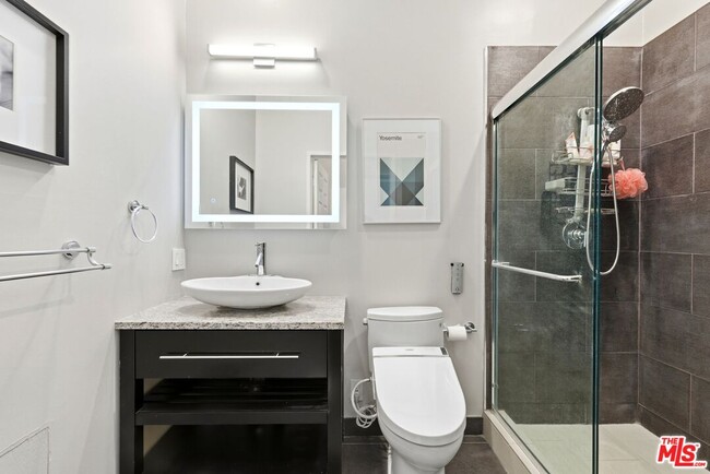 Building Photo - 1842 Greenfield Ave