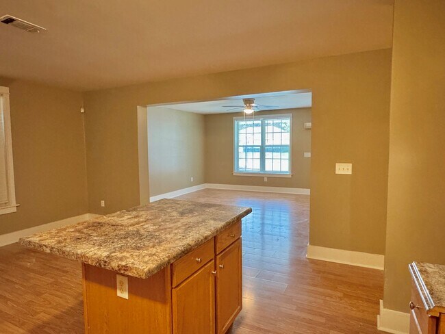 Building Photo - Charming 3-Bed, 2-Bath Home with Spacious ...