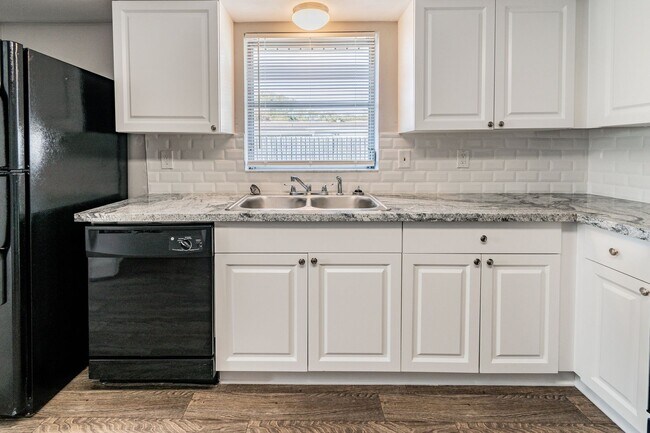 Building Photo - 3/2/1 in Port Richey