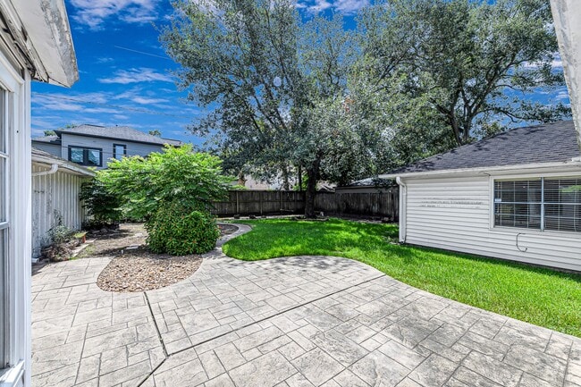 Building Photo - 614 Val Lena Dr