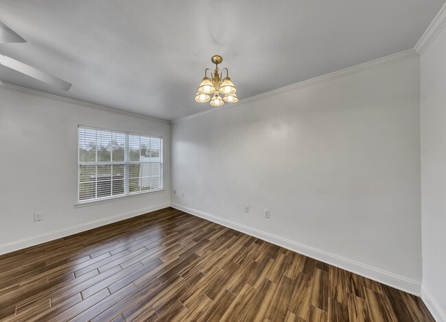 Building Photo - 749 Majestic Dr