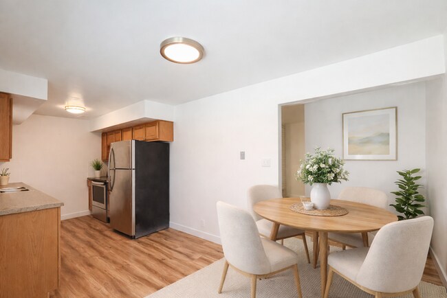 Building Photo - 2 Bed 1 Bath - New carpet - New paint - Great location!