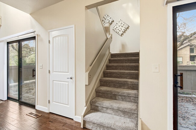 Building Photo - 2220 Boyer Dr