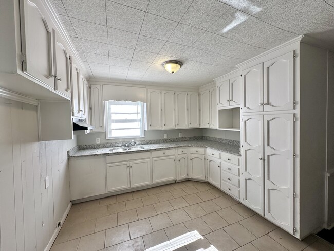 Building Photo - 1420 3rd Ave N