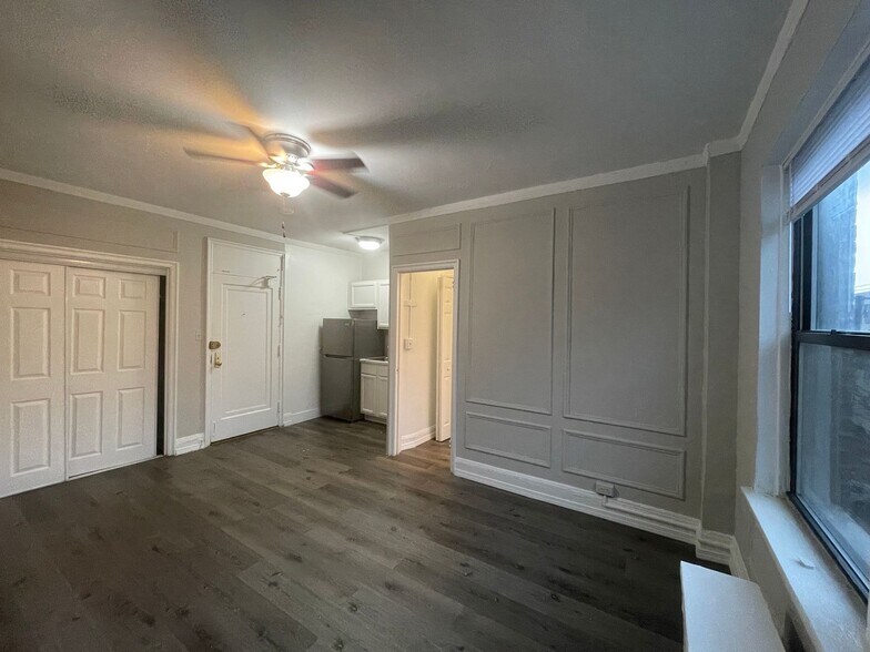 Building Photo - 449 W Briar Pl