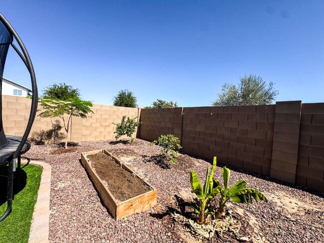 Building Photo - "Spacious 4-Bedroom, 2.5-Bathroom Home in Mesa del Sol!"