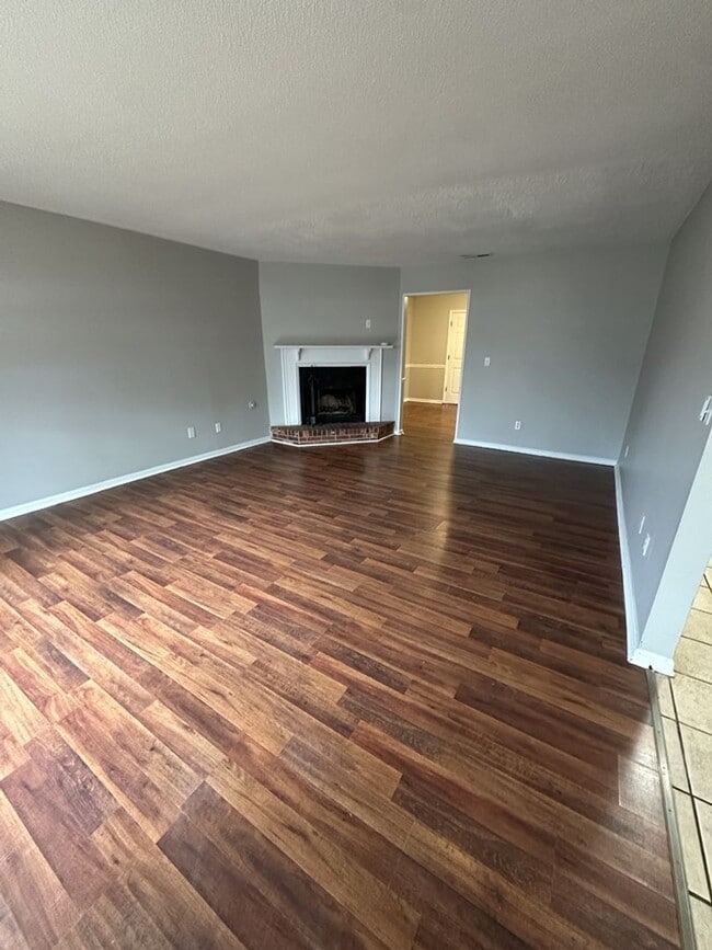 Building Photo - 3 Bedroom Townhome in Hixson Tennessee! Pet-friendly!