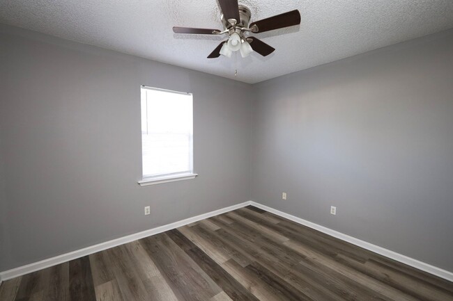 Building Photo - 2570 Marathon Dr