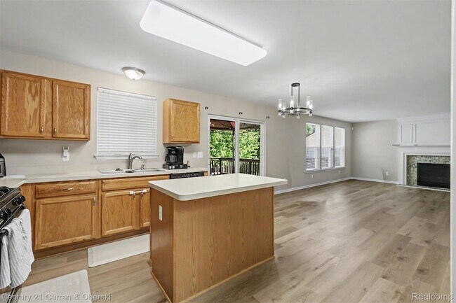 Building Photo - 7055 Oakridge Dr