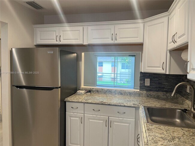 Building Photo - 5525 N Lakewood Cir