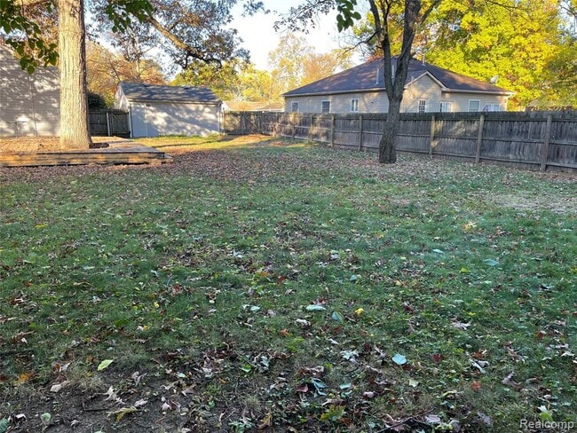 Building Photo - 5868 N Linville St