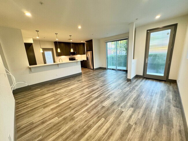 Building Photo - NEWER  4BED 3 BATH FRONT TOWNHOME*HWFLS*BALCONY*W/D IN  UNIT* CENTRAL AIR/HEAT* *STAINLESS  APPLI...