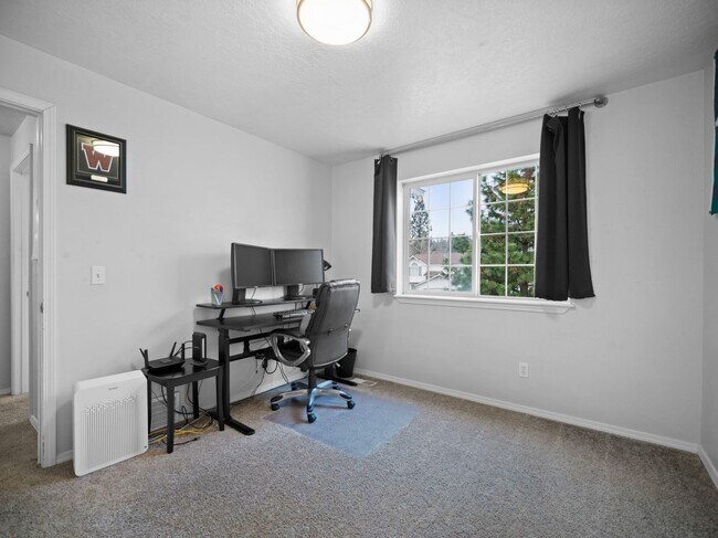 Building Photo - Bright & Comfortable 3 Bedroom Home (Furnished)