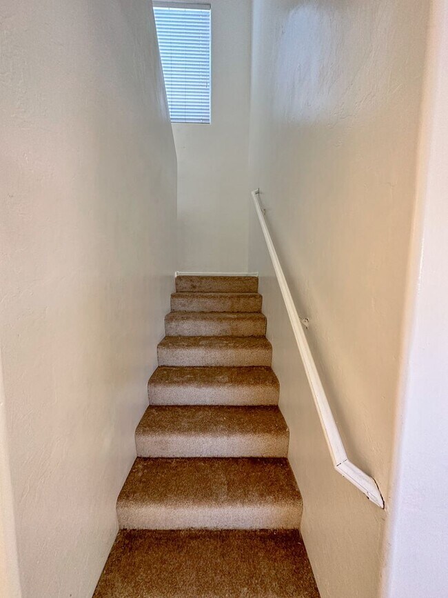 Building Photo - Large 4 bedroom home with Den - Corner lot...
