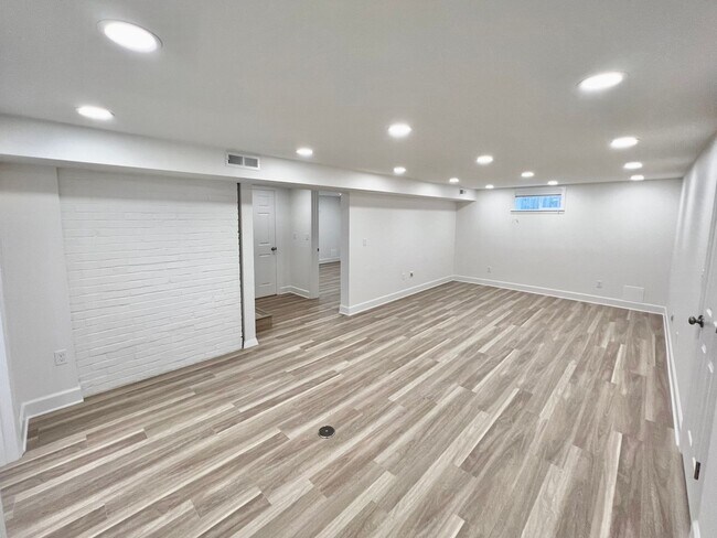 Building Photo - Newly Renovated 3 bed 2 bath With Huge Bac...