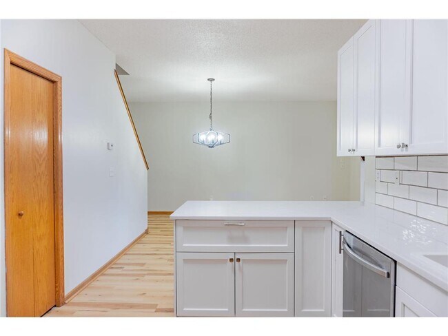 Building Photo - 112X Crystal Pl W