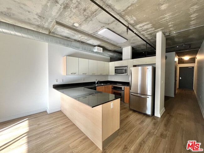 Building Photo - 645 W 9th St