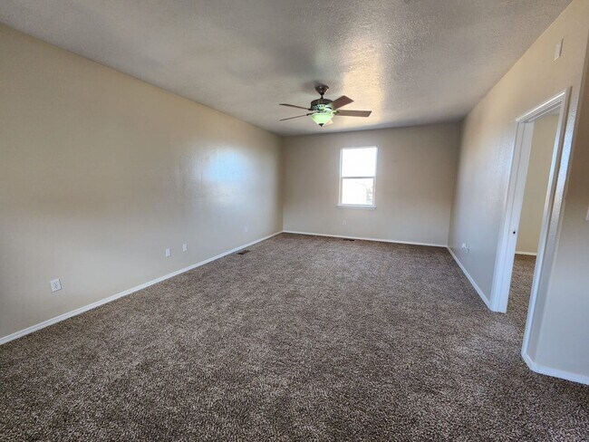Building Photo - Amazing, Large 3 Bedroom Home in Southwest Albuquerque. Refrigerated Air, 2 Car Garage