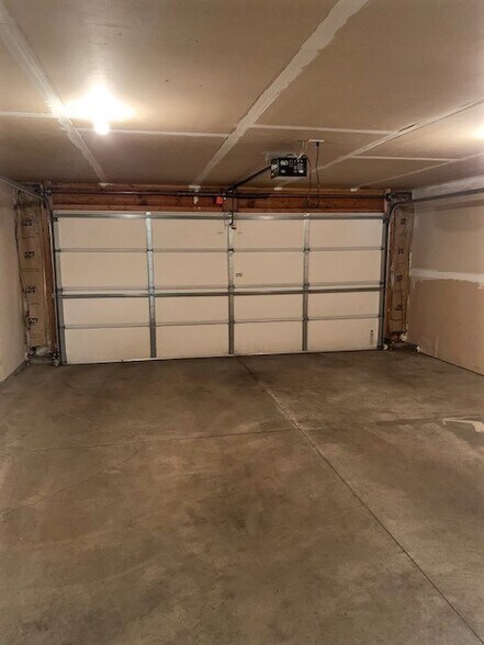 Building Photo - 851 E Prairie Ln