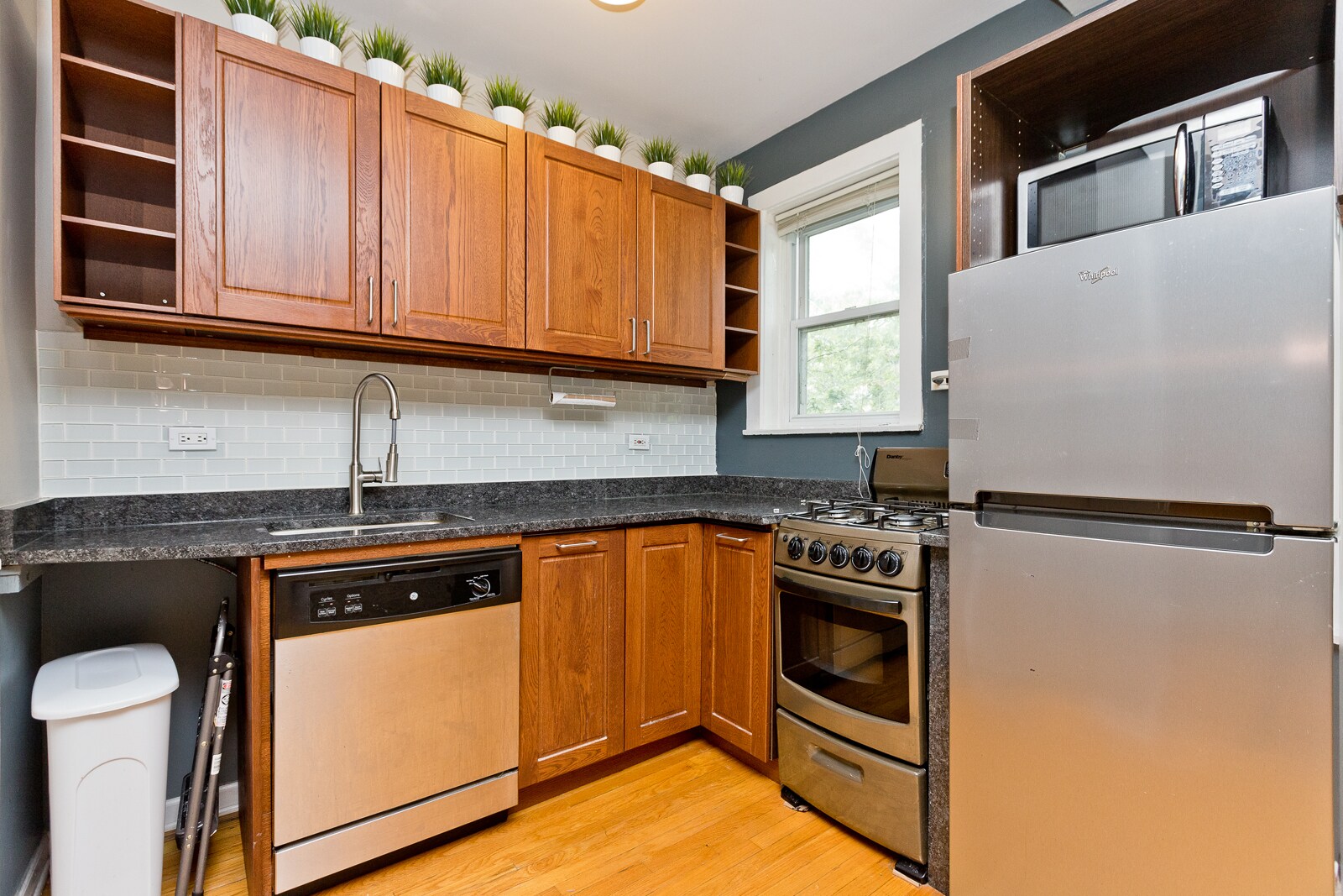 Building Photo - 4240 N Clarendon Ave