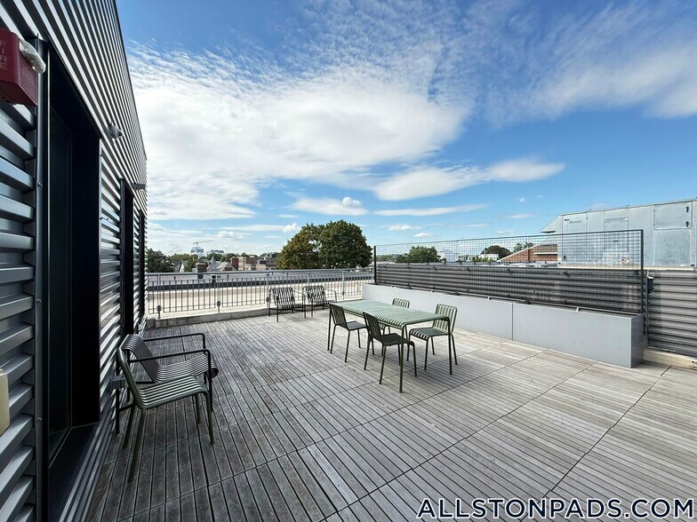 Building Photo - 83 Gardner St