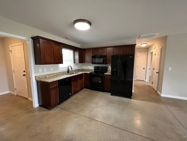 Building Photo - Available on March 25th, 2025. 2 bed 1 bat...