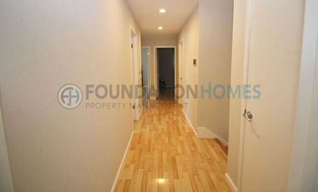 Building Photo - 11 Glen Dr