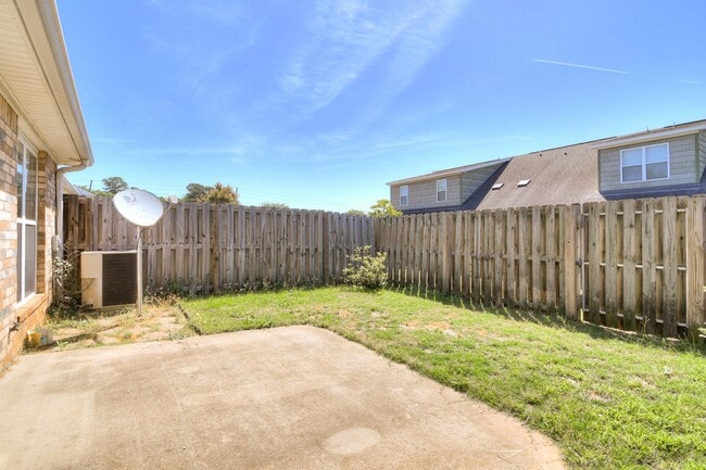 Building Photo - 2 Bed 2 Bath Townhouse Minutes from Ft Gordon