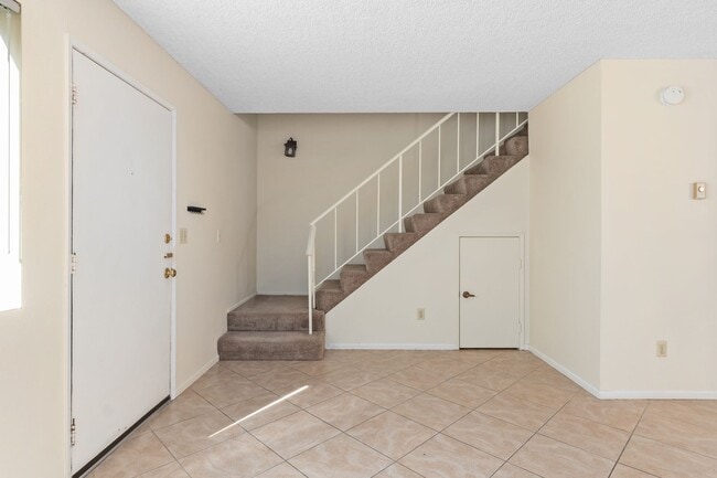 Building Photo - Spacious 3-Bedroom Townhome Near UCSD & UT...