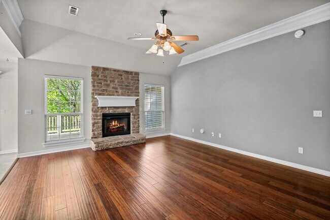 Building Photo - Charming 3-Bed, 2-Bath Home with 3-Car Garage & Fenced Yard