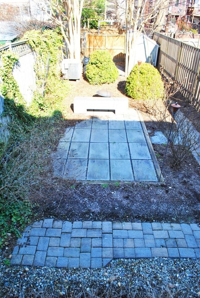 Building Photo - Georgetown near GT Medstar Hospital, Chic Rowhouse 5br/3Ba w/Yard, Deck. 2 Car Parking