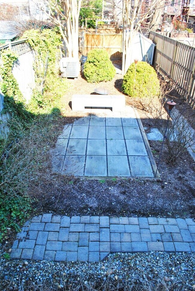 Building Photo - Georgetown near GT Medstar Hospital, Chic Rowhouse 5br/3Ba w/Yard, Deck, Parking