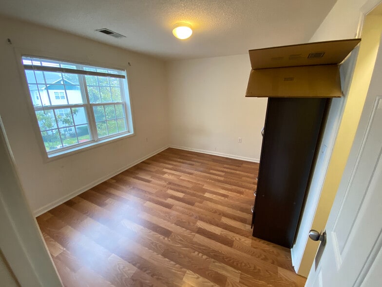 Building Photo - Room in Condo on Pardue Woods Pl